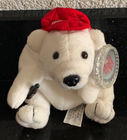 81184-1 € 5,00 ccoa cola beanie ijsbeer met rode pet.jpeg